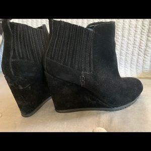 Gianni Bini black suede wedges